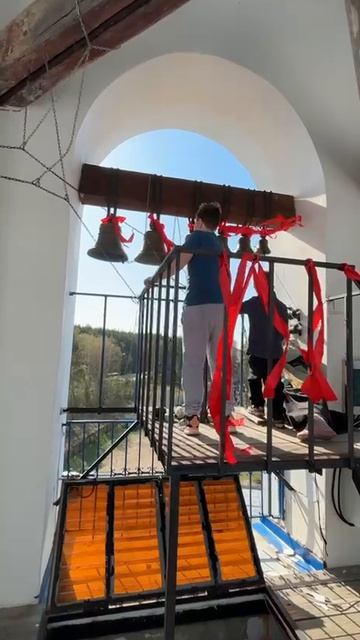 Макс звонит в колокола