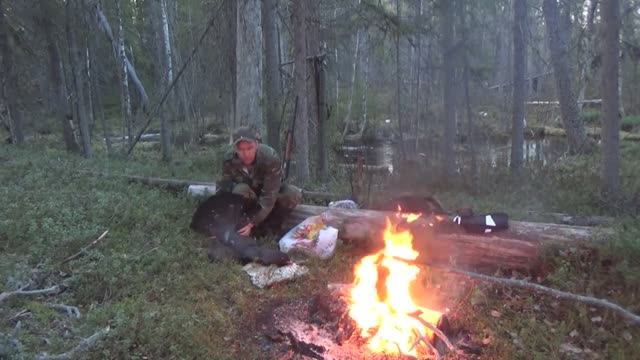 ОХОТА В ТАЙГЕ  НА ГЛУХАРЯ НА ТОКУ  ИЗБА  ТАЕЖНЫЙ БЫТ