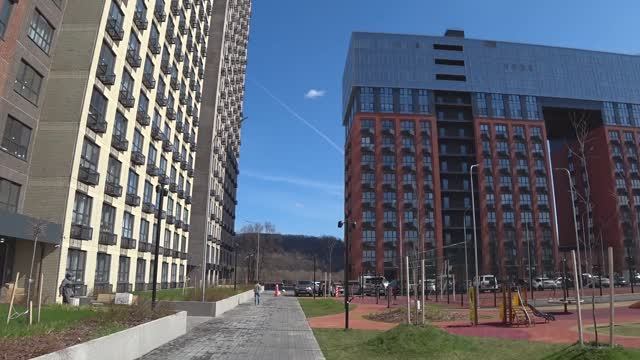 Дворы новостроек || ЖК "КМ Ривер парк", дом 1. ГК "Каркас Монолит" || Правдинская, 43 || Апрель 2025