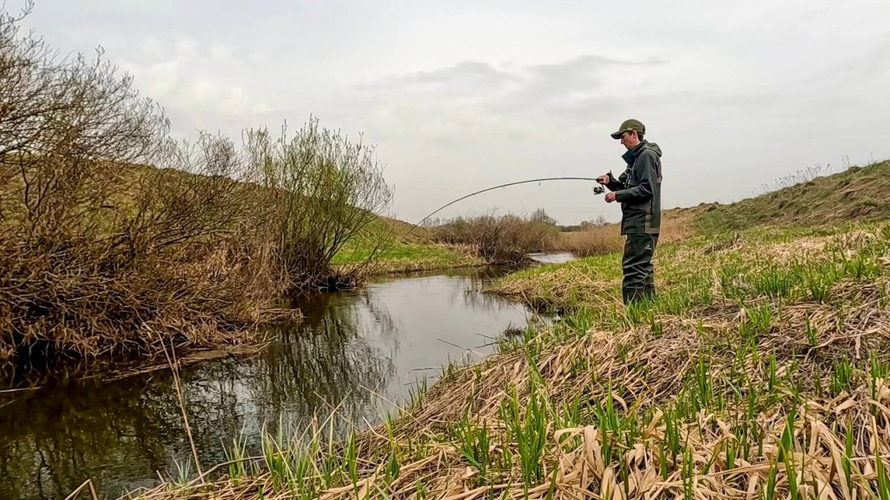 ТУТ микро-речку ПЕРЕПРЫГНУТЬ МОЖНО и щука КЛЮЁТ. Рыбалка на спиннинг весной