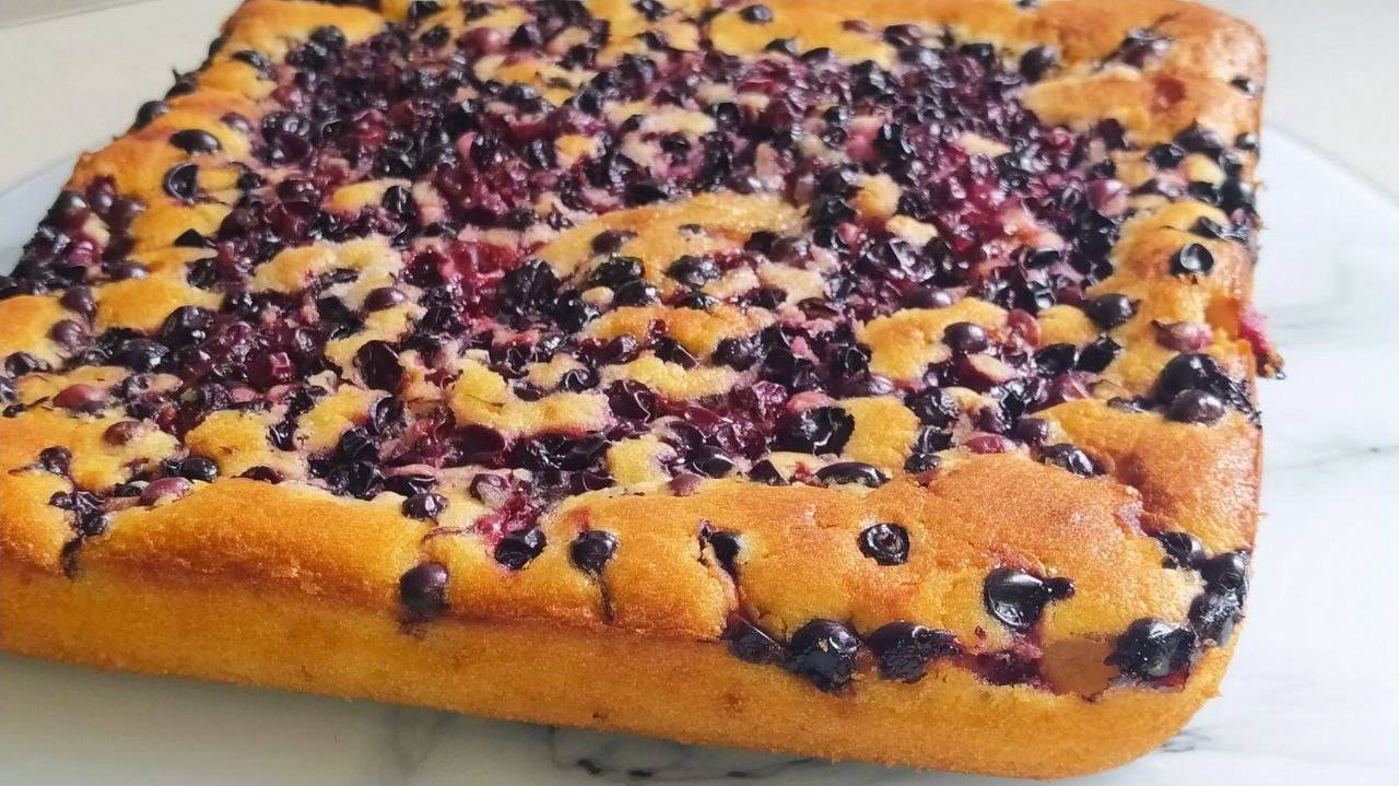 Пирог к чаю с чёрной смородиной. Вкусно и просто.