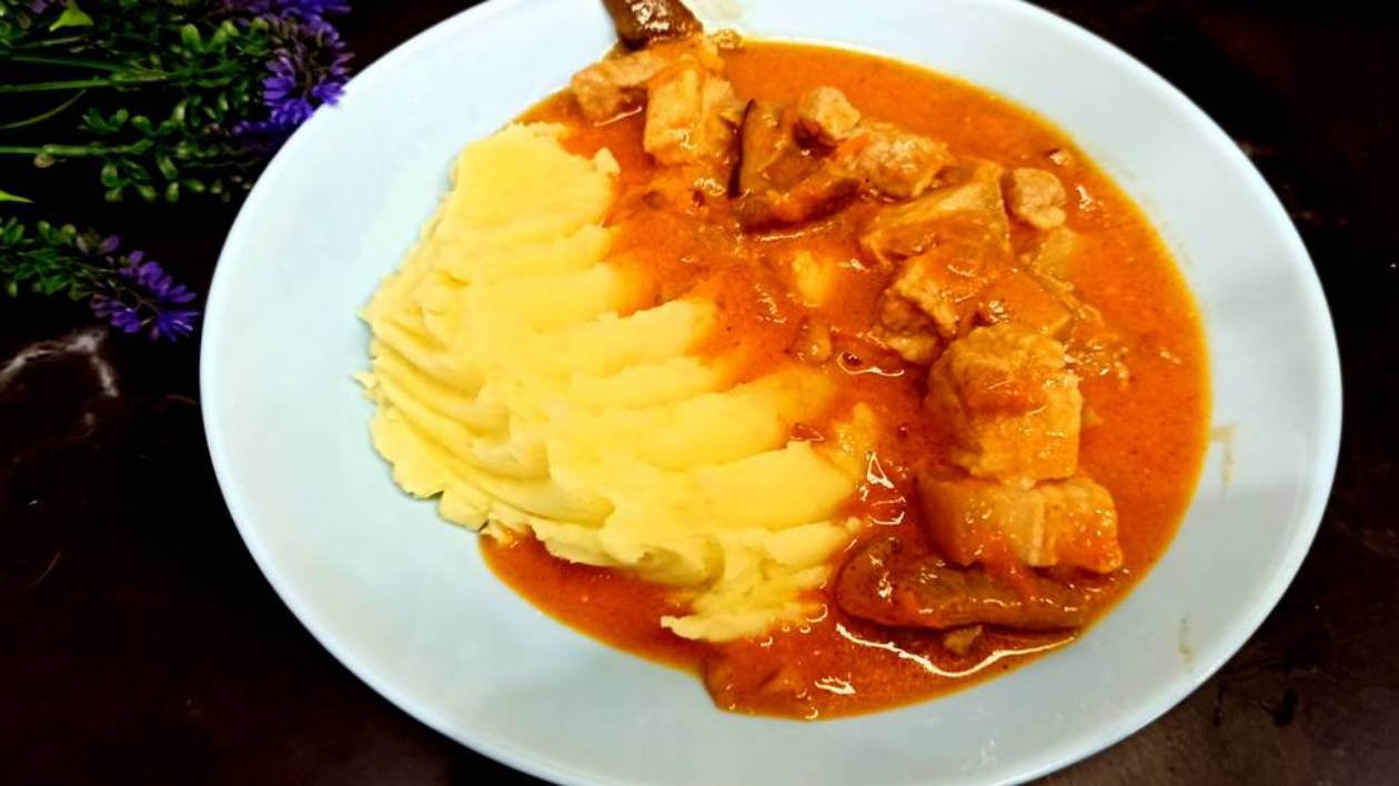 Вкусный ужин! Гуляш из свинины с подливкой и картофельное пюре быстро и просто