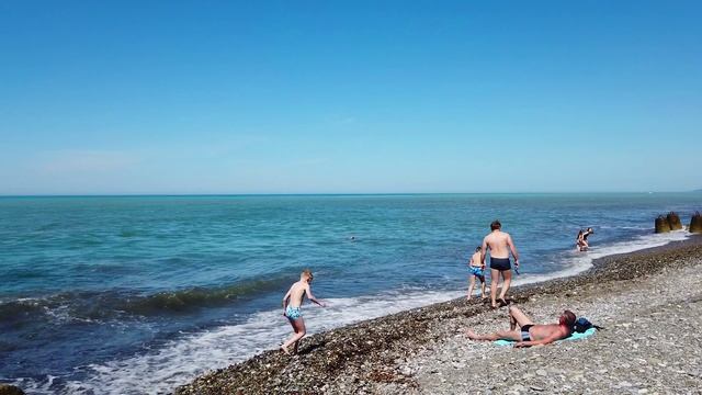 Лазаревское. Курортный район  у реки Псезуапсе. Пляж Багратион.