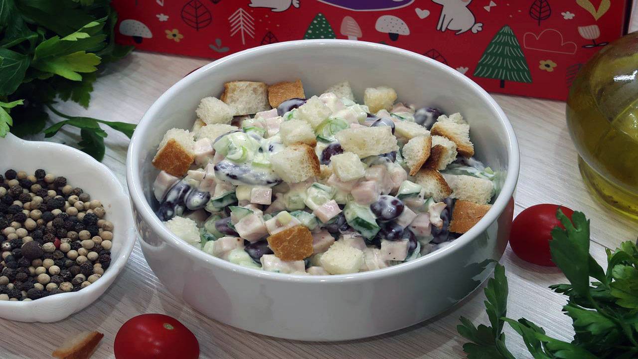 Быстрый и Вкусный Салат с Ветчиной, Фасолью и Сухариками