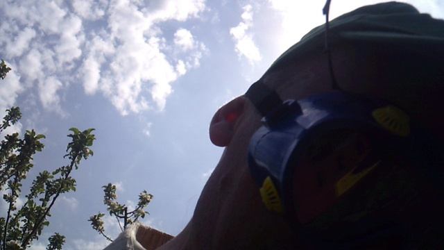 Для достижения безопасности и избежания травм при измельчении рекомендую использовать защитные очки