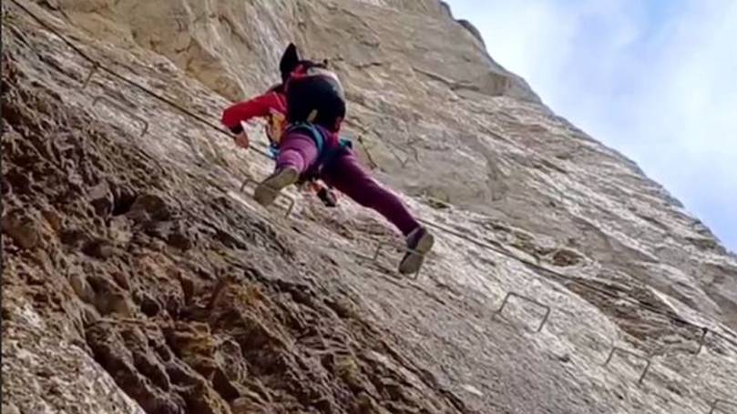 Горная школа Клуба 7 Вершин в Крыму. участница Марина Арзамасцева на маршруте виа-феррата