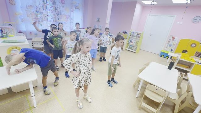 Зарядка в старшей группе "Карамельки"