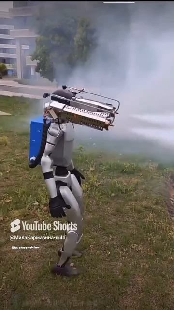 Робот-андроид на городских озеленительных работах в Китае. #@svezhesti