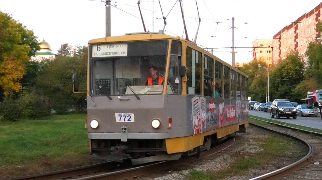 Трамвай Екатеринбурга Tatra T6B5SU СМЕ №772/773 следует по маршруту 6 по улице Тверитина