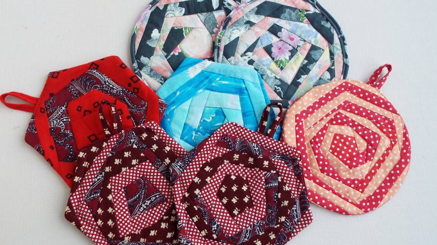 Подарки из лоскутов всем соседкам и подругам и себе любимой. Прихватки в технике  крейзи роза.