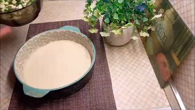 Заливной пирог с луком и яйцом за 20 минут