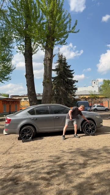 Skoda Octavia на примерке дисков в 18-ом диаметре