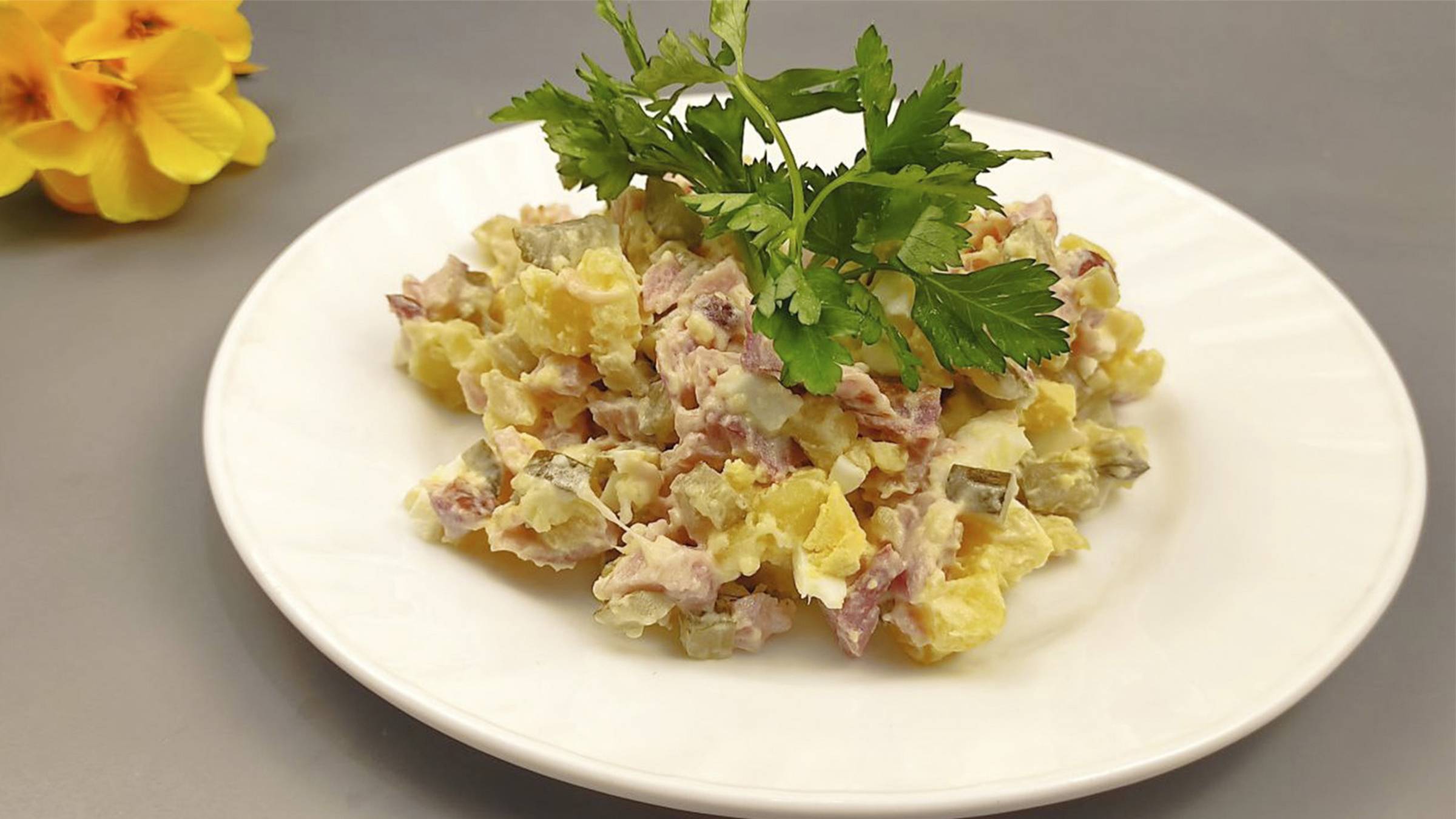 Салат Охотничий с копченой курицей и солеными огурцами. Салат на каждый день