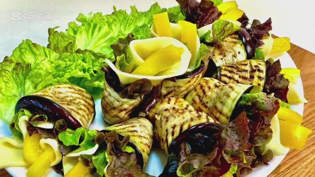 Рулетики из баклажанов с зеленью, сыром и перцем.