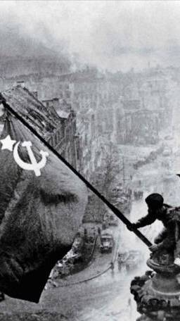 Исторические фото /// Поднятие флага над Рейхстагом, 1945