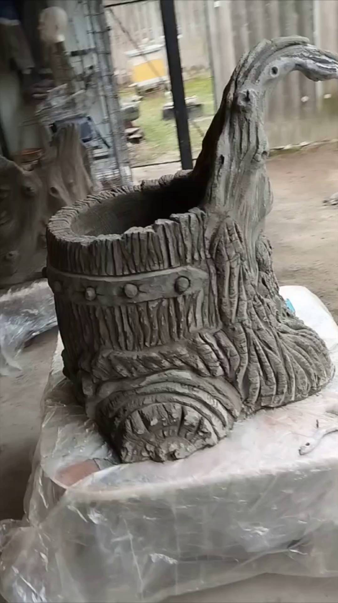 цветочник  в  виде  пня  из  арт бетона мастер Наталья Гонт.