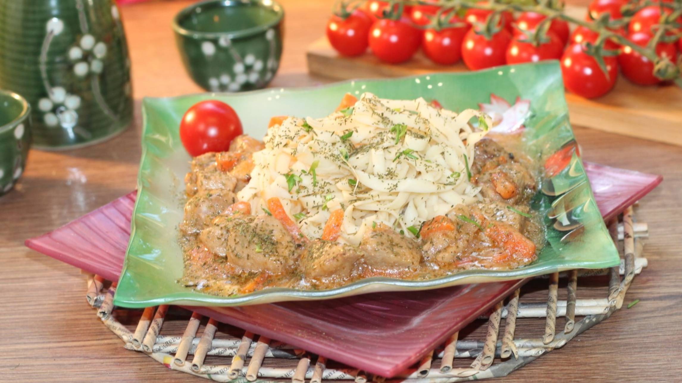 Поджарка с подливкой и лапшой