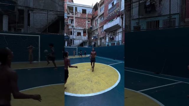 Мастер-класс от бразильских подростков по контролю футбольного мяча