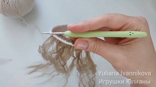 Как ввязать трессы . Кукла крючком