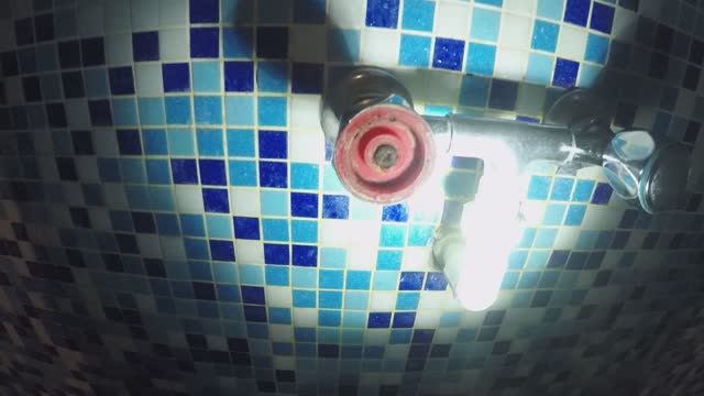 Как снять барашек смесителя. если заржавел винт крепления.