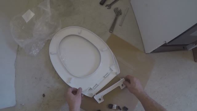 Как собрать и установить сиденье на унитаз.