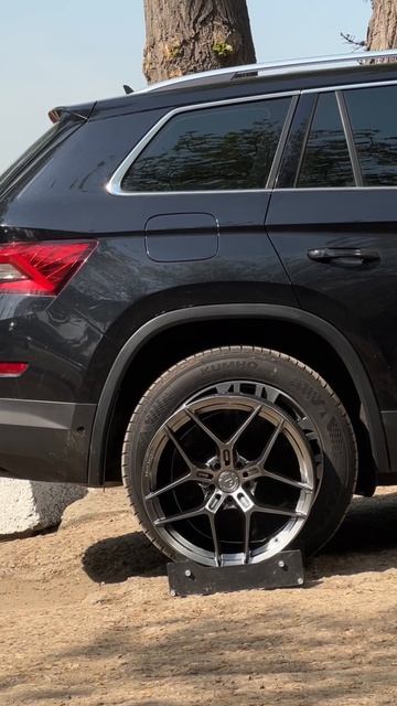 Skoda Kodiaq на примерке дисков в 19-ом диаметре