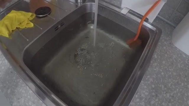 Не уходит вода ( засор канализации) в квартире. Чистим.