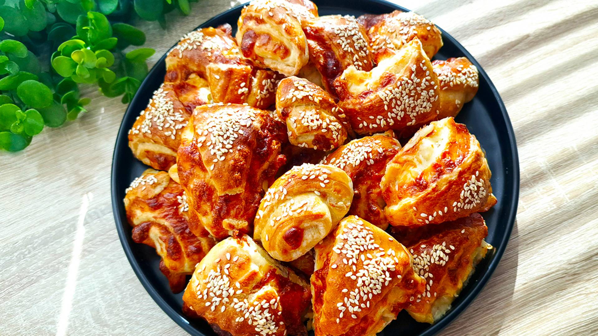 Быстрая выпечка 🔥 Слоеные пирожки с сыром за 20 минут! Простой и вкусный рецепт!