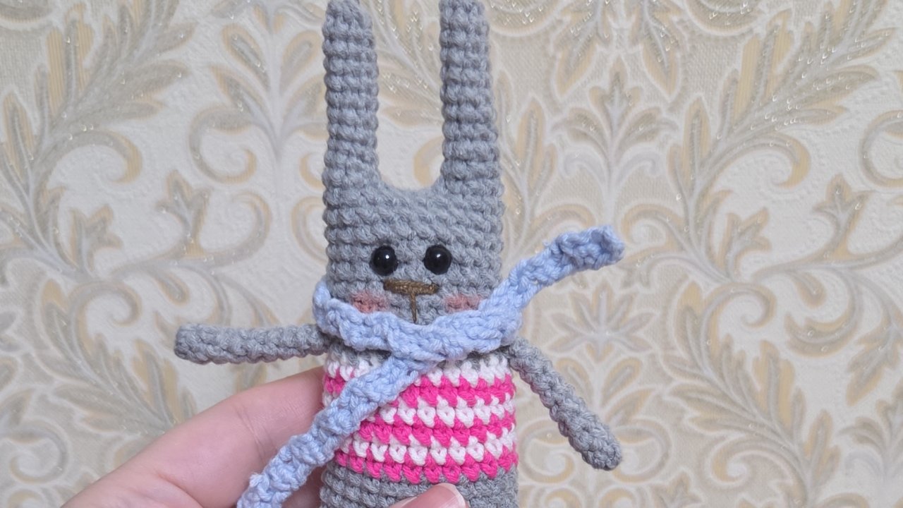 Вяжу из остатков.Видео 2. Зайчик