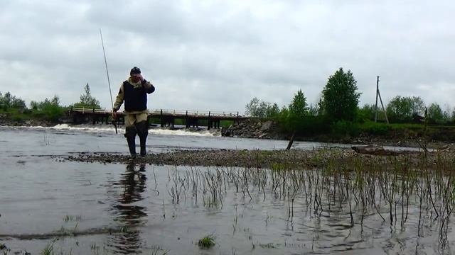 На рыбалке во время розлива реки.