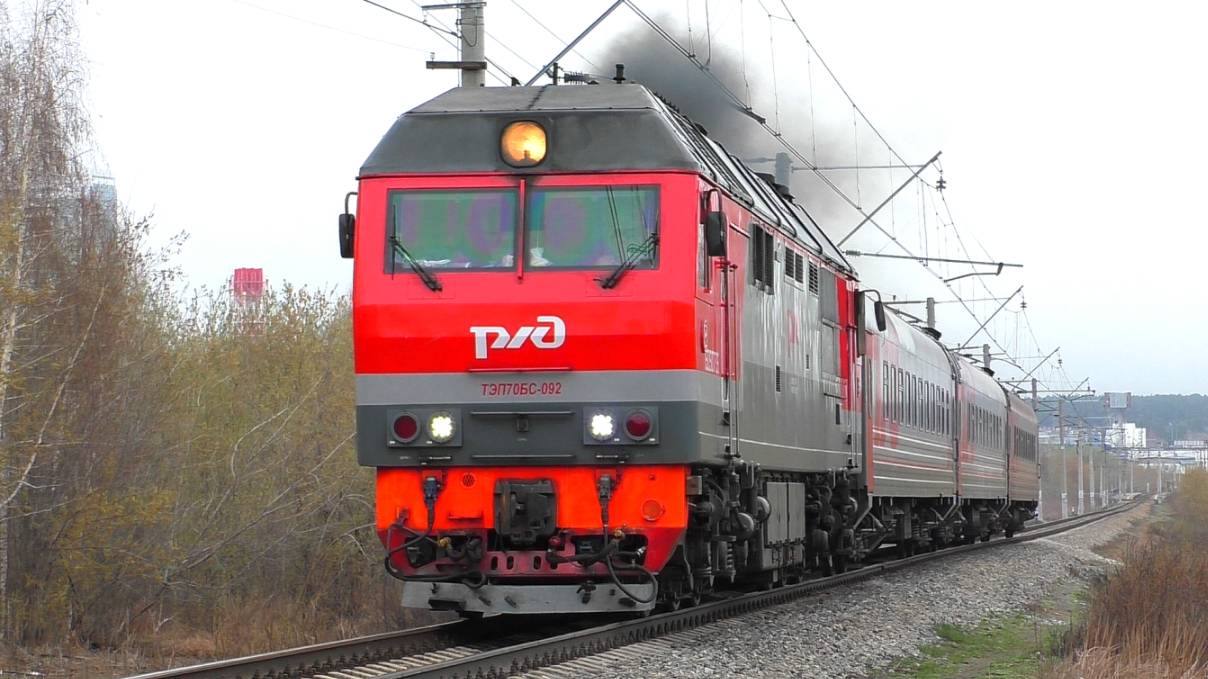 ТЭП70БС-092 с пригородным поездом Екатеринбург-Пасс. — Полевской и приветливой бригадой