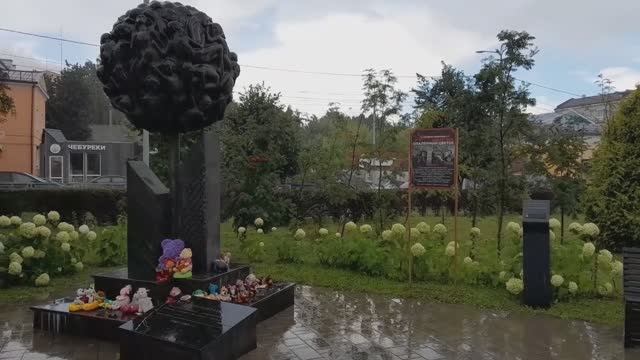 Опалённый цветок. Невозможно смотреть без слёз. Памятник в Смоленске. Детям узникам концлагерей.