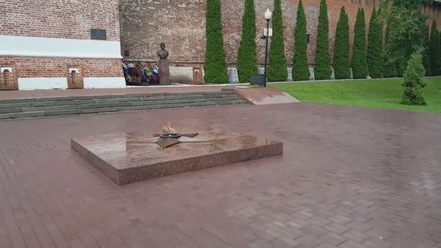 Вечный огонь Смоленск. Стена Бессмертного полка. Города герои у крепостной стены.