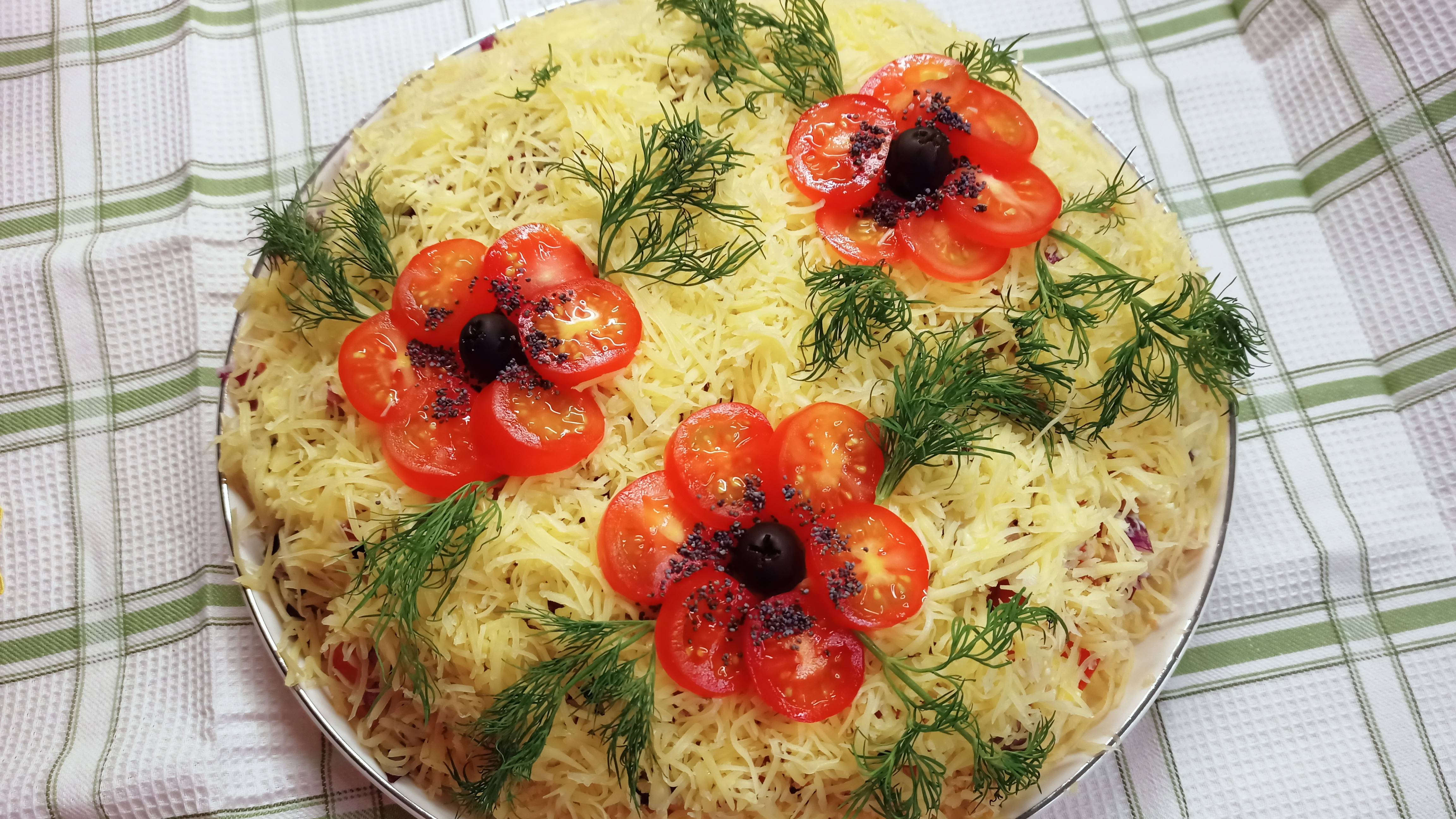 Салат" Красные Маки"