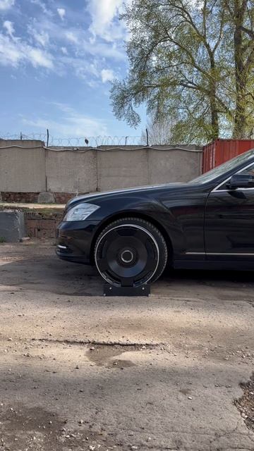 Mercedes S class на примерке дисков в 20-ом диаметре