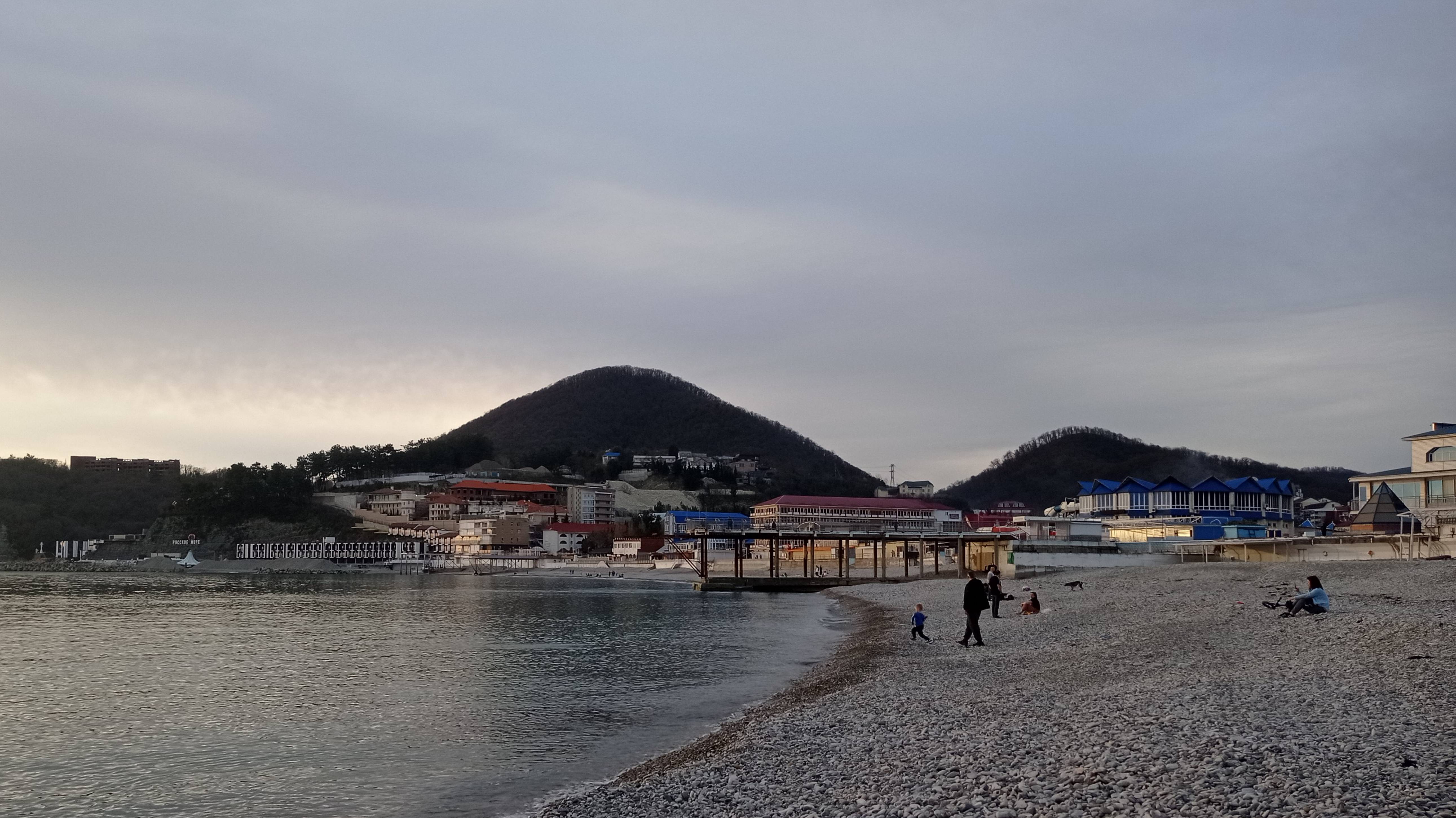 Ольгинка. Скалы мыса Грязнова дикое место для отдыха.