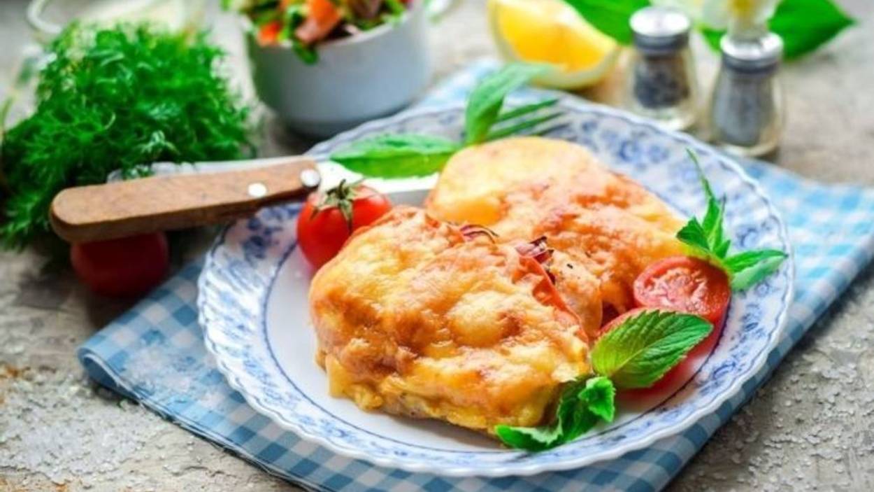 "Покорите всех: Нежное куриное филе под овощами с сыром — просто тает во рту!"