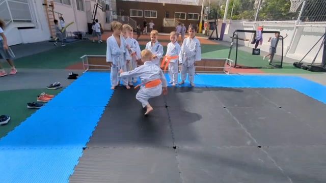 Разминка малышей в моей группе киокушинкай каратэ плюс дзюдо.