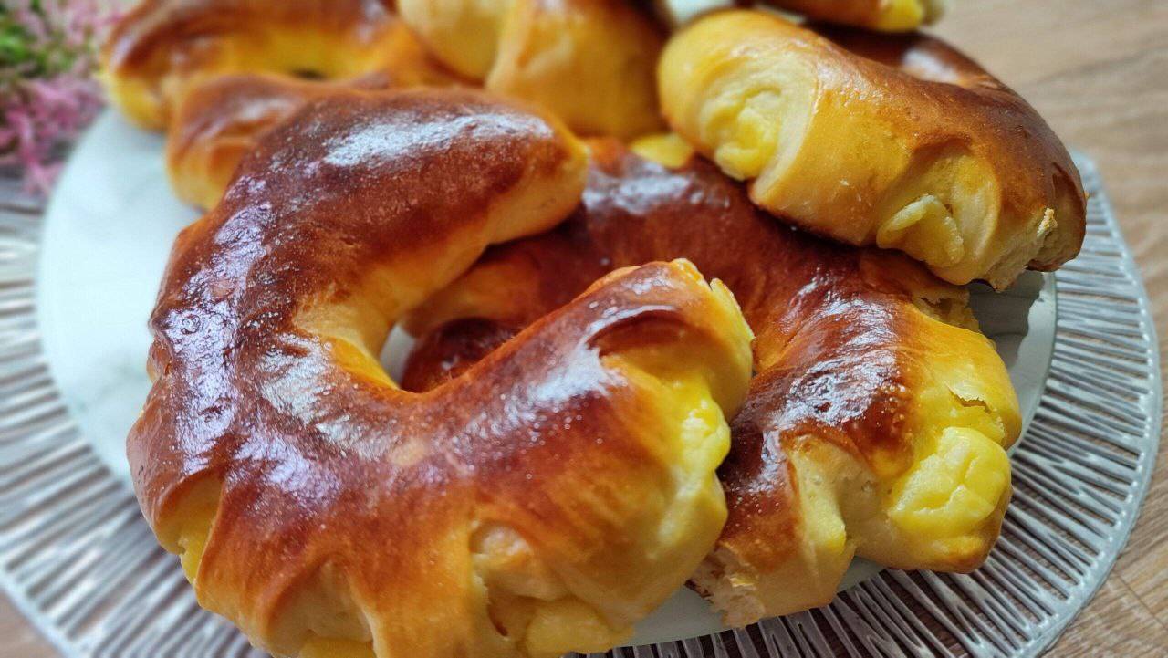 Вкусные рогалики с творогом из дрожжевого теста