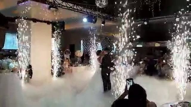 Фонтаны и тяжёлый дым на первом танце жениха и невесты