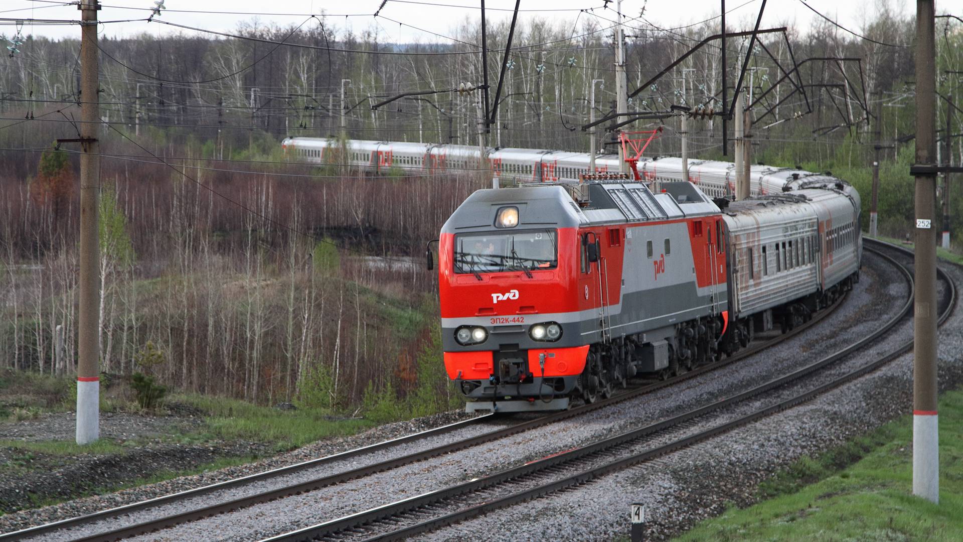 Сдвоенные и обычные поезда на перегоне Асеевская - Чаадаевка Куйбышевской железной дороги