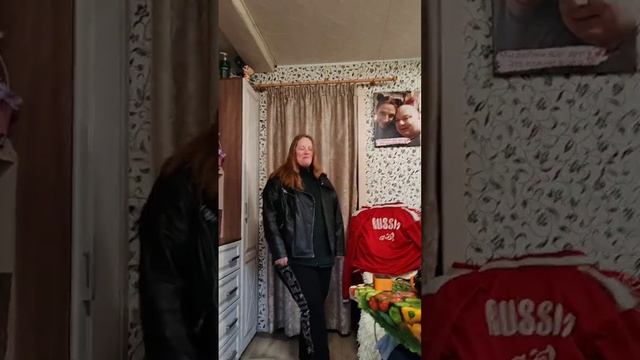 Вечерний эфир от 2.05.25 Катя занимается в перчатках