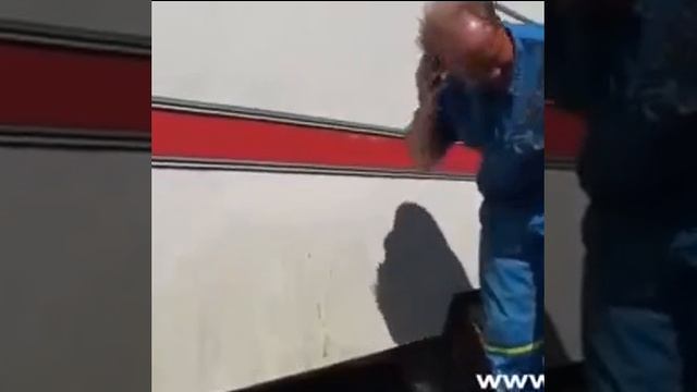 Расскажи ему, какая у тебя дерьмовая работа