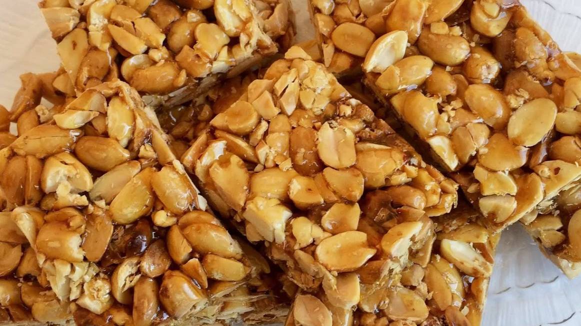 Козинак из кунжута и арахиса.