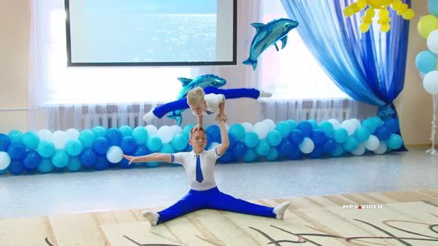 Акробатический номер на выпускном в детском саду