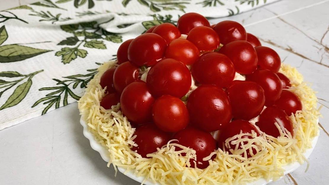 Салат «Красная шапочка» должен попробовать каждый. Простой в приготовлении, а выглядит празднично.