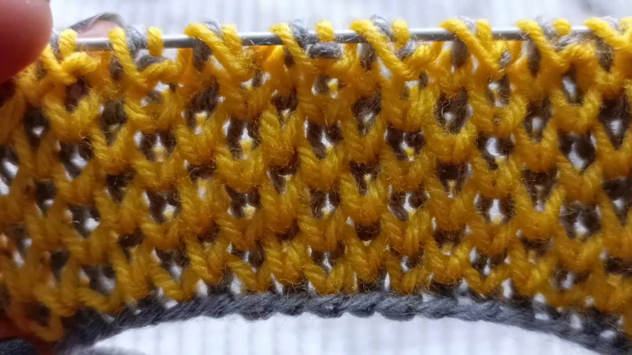 Узор спицами двухцветные соты, вяжем вмести каждый ряд, видео для начинающих, пошагово
