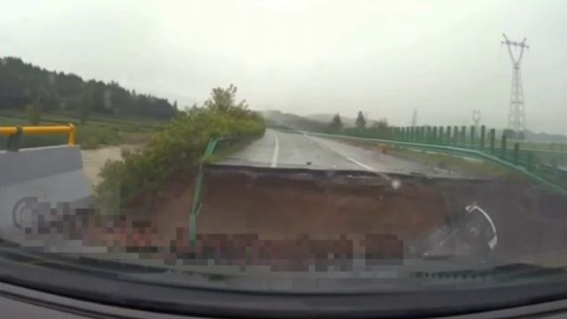 Впереди дорожные работы. Во всех рядах