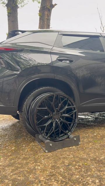 Omoda C5 на примерке дисков в 19-ом диаметре