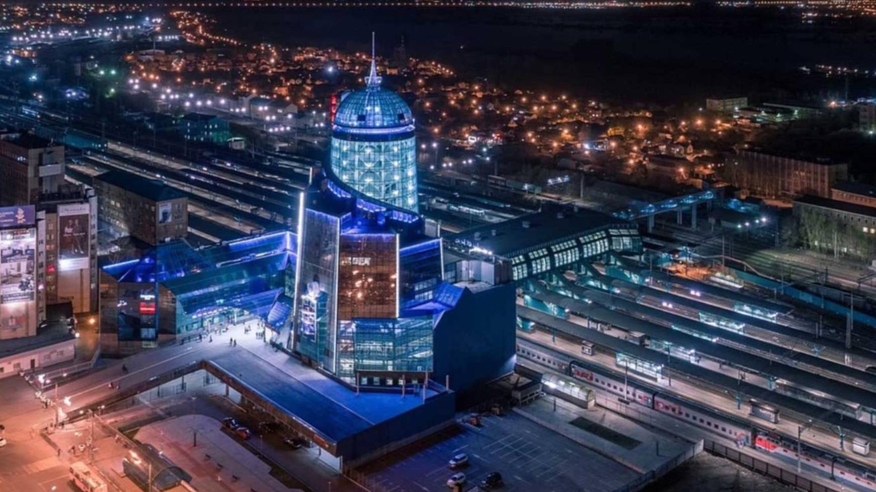 Вечерняя Самара. Ж/д  вокзал на Комсомольской пл. 04.05.2025. Время 21:00.